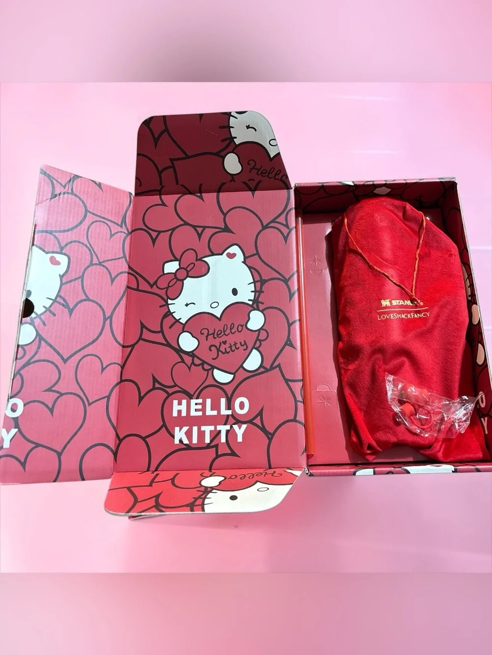 NIB Stanley x Red Hello Kitty Sweet Hearts 40 oz FlowState Quencher H2.0 Tumbler